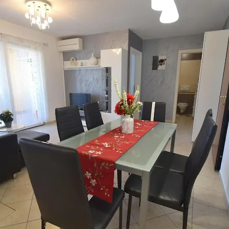 Lucy By Interhome Apartman *